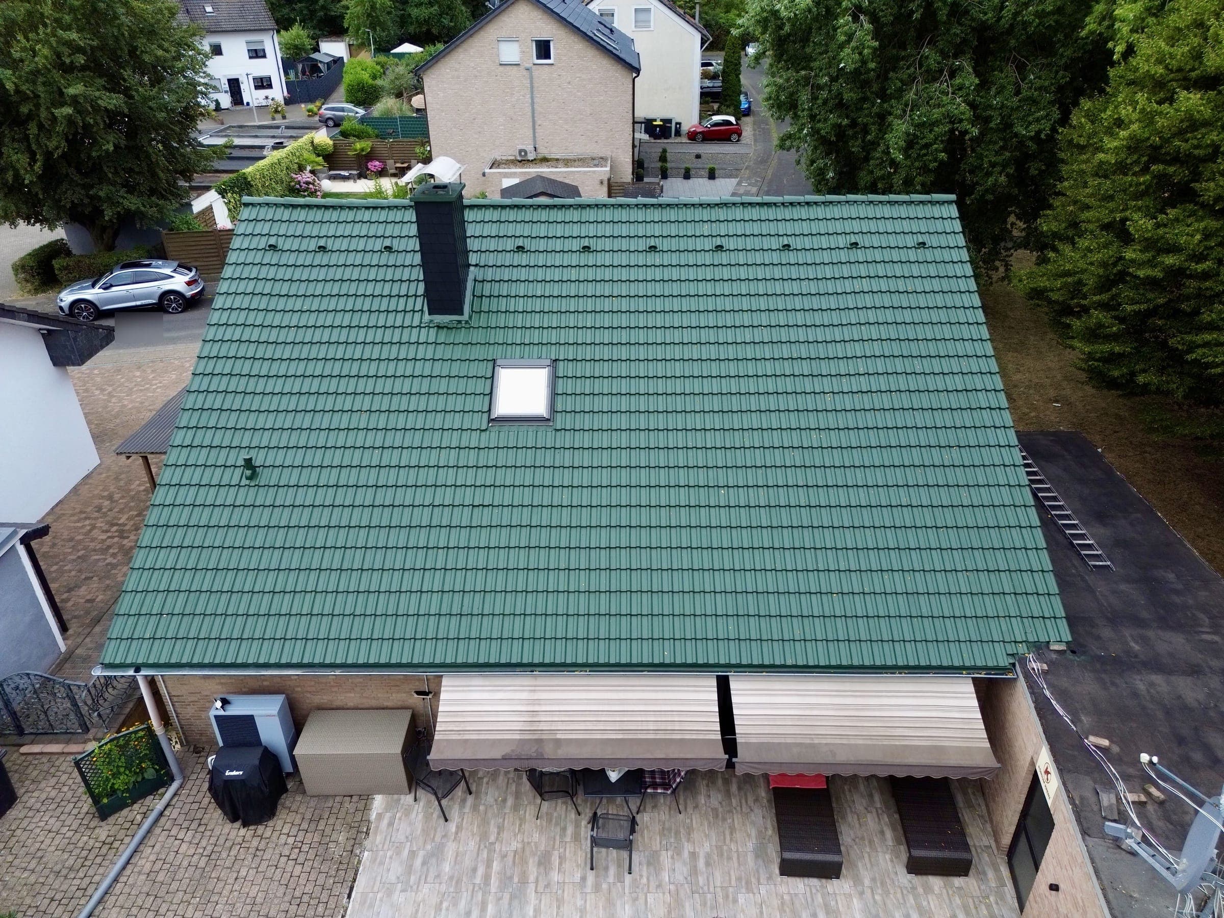 Frisch moosgrün beschichtetes Satteldach (nachher)