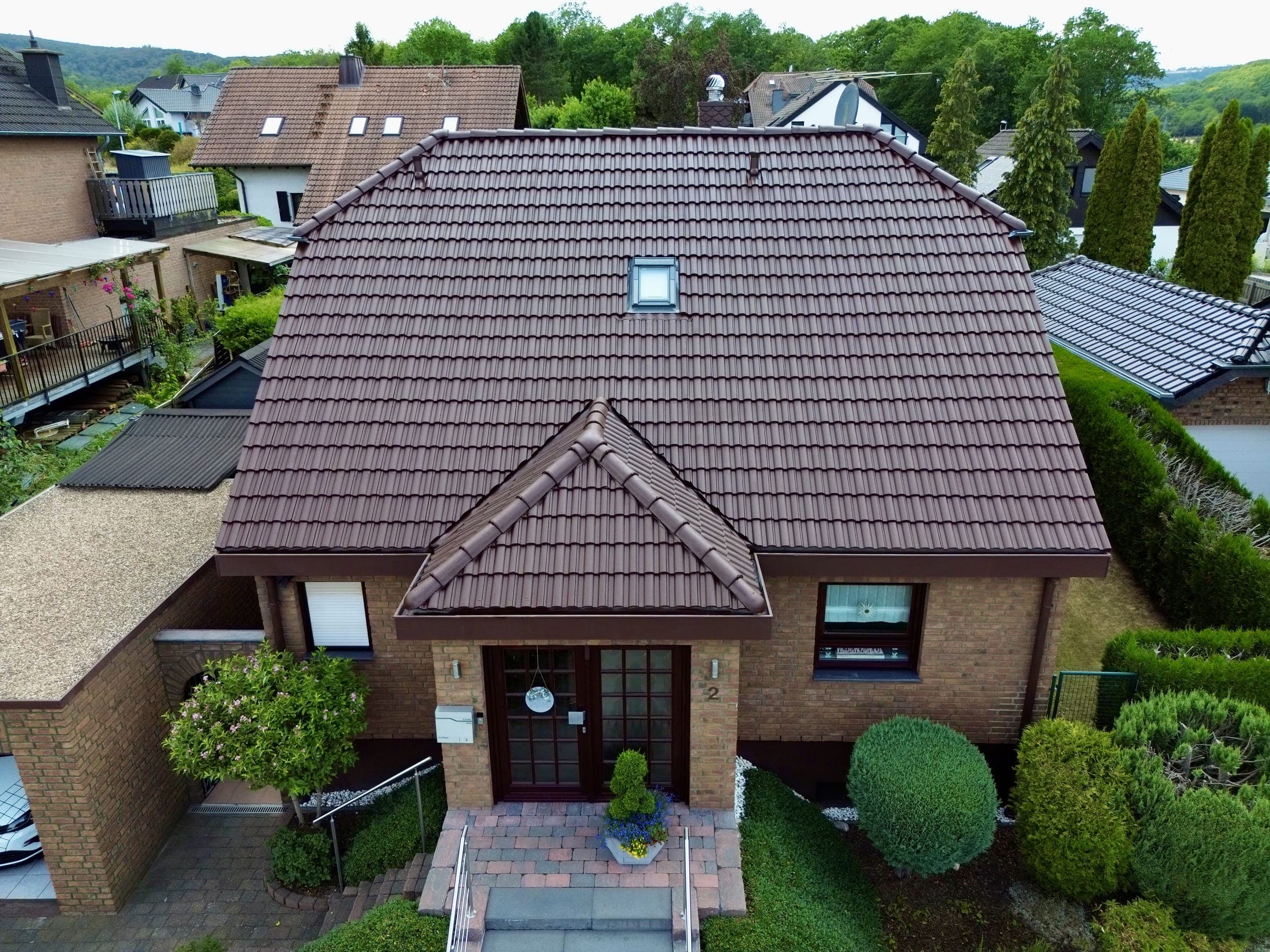 Klinkerhaus mit frisch dunkelbraun beschichtetem Walmdach (nachher)