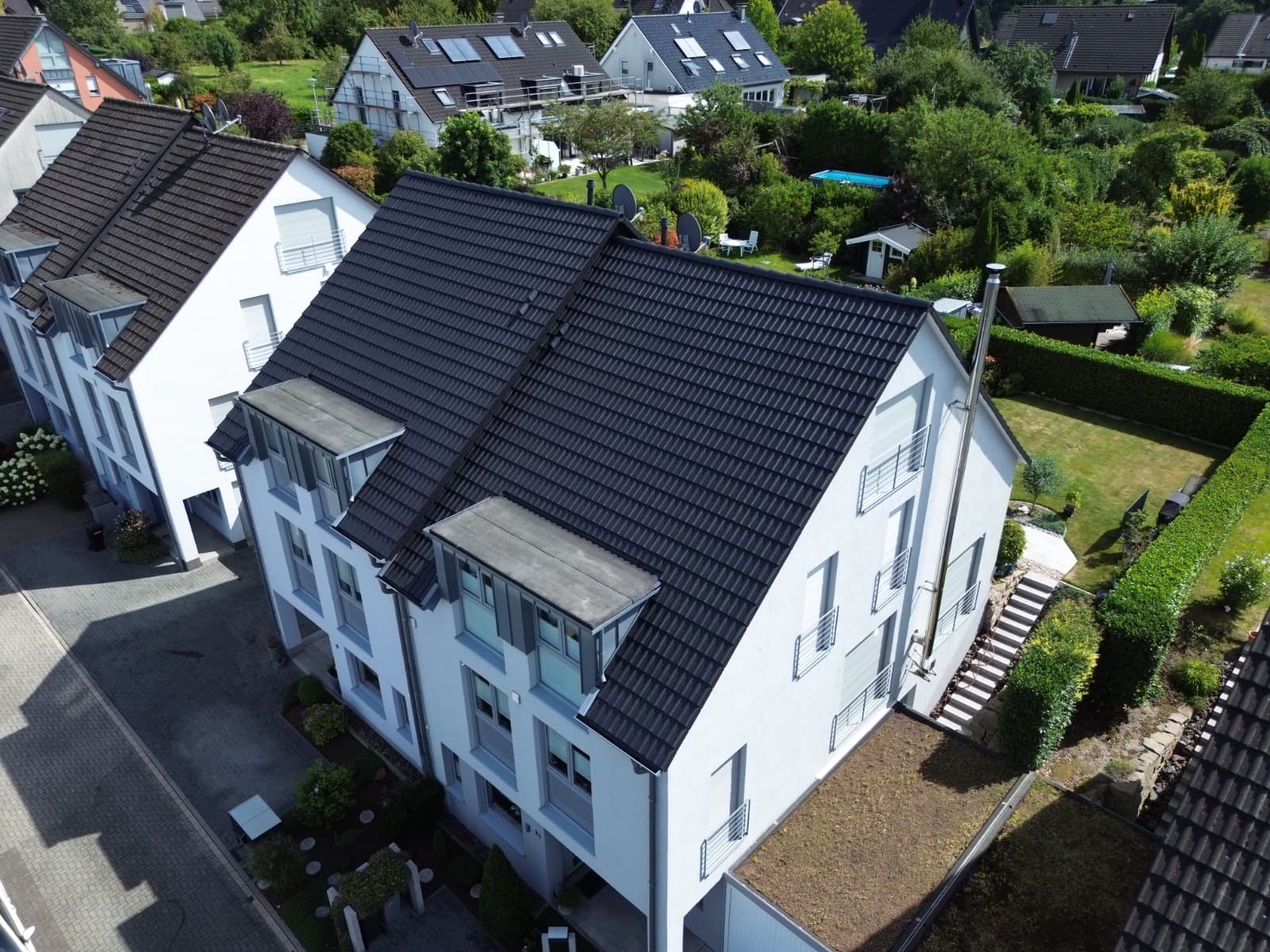 Doppelhaushälfte mit frisch anthrazit beschichtetem Steildach (nachher)